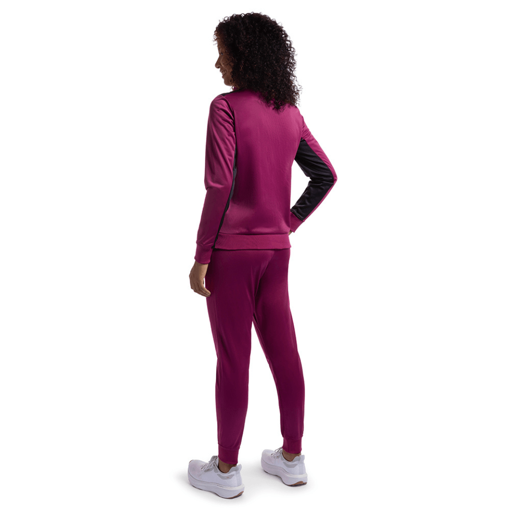 Mulher vestindo Conjunto AgasalhoEssential Olympikus vinho, vista de costas